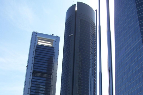 A la izquierda, la Torre Foster de Bankia alquilada por Cepsa. | J. F. L.