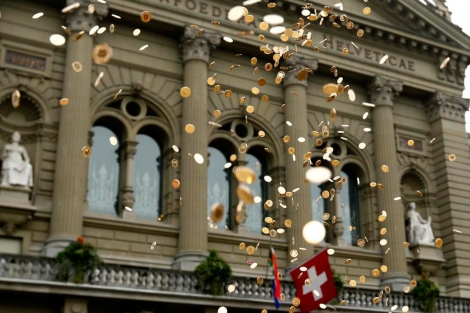 Descargan un camión con 8 millones de monedas frente al Parlamento suizo. | Reuters