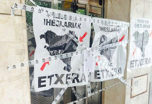 Carteles a favor de los presos de ETA en la sede del PP de San Sebastin.