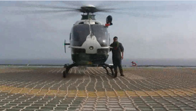 El helicptero de la Guardia Civil, tras aterrizar en la plataforma Castor.