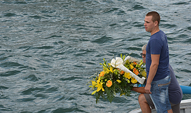 Pescadores de Lampedusa llevan flores al lugar del naufragio. | Afp