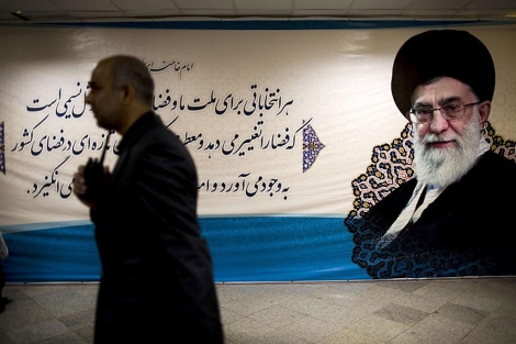 Un oficial del Ministerio del Interior, delante de una foto de Jamenei.| Afp