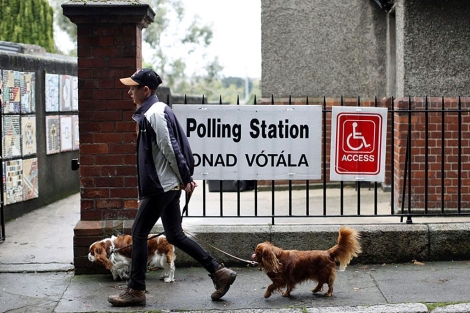 Un irlands camina delante de un colegio electoral, en Dublin.| Afop