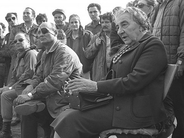 Moshe Dayan (con parche) y Golda Meir, en octubre de 1973.