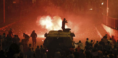 Opositores a Mursi se encaran a sus seguidores en Ramsis Square. | Reuters