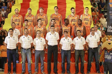 Foto de familia de la nueva plantilla de Valencia Basket | B. Pajares