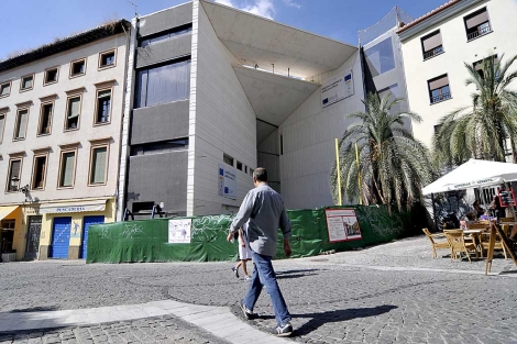 Fachada del Centro Cultural Lorca, en Granada, an pendiente de obras. | Jess Ochando