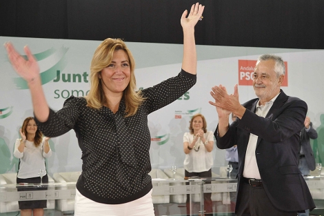 Griñán aplaude a la presidenta de la Junta, Susana Díaz, en el acto del PSOE-A. | Efe