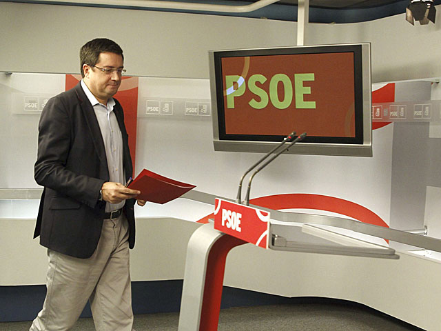 El secretario de Organizacin del PSOE a su llegada a la rueda de prensa. | J. J. Guilln / Efe