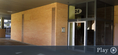Imagen del portal de la vivienda donde se produjo el parricidio en Zaragoza