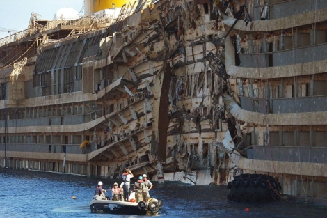 Los equipos de salvamento inspeccionan los restos del 'Costa Concordia'. | Afp
