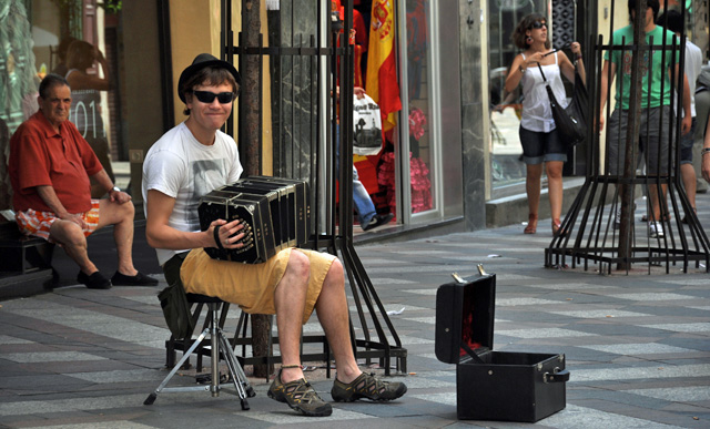Imagen de un músico tocando el acordeón en una calle de Madrid