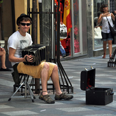 Imagen de un msico tocando en una calle de Madrid