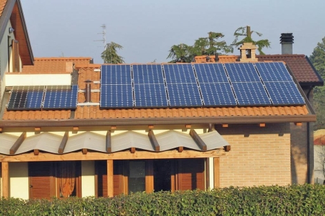 Vivienda unifamiliara con paneles solares en el tejado. | EM