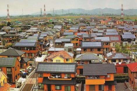 Enclave de viviendas en el que la mayoría de casas cuenta con placas solares. | EM