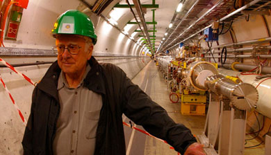Peter Higgs, en el tnel del acelerador de partculas LHC. | CERN