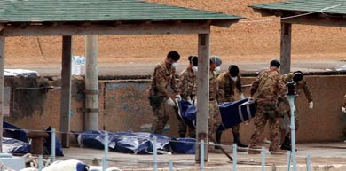Militares apilan los cadveres de los inmigrantes. | Efe