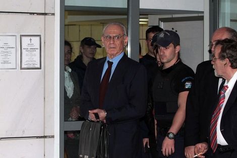 El ex ministro griego Akis Tsojatzopoulos, a la salida de su juicio, en Atenas. | Afp