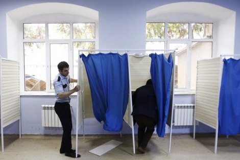 Preparativos en un colegio electoral en Baku.| Reuters
