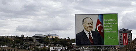 Un cartel de Heydar Aliyev, el anterior presidente y padre del actual, en Baku.| Reuters
