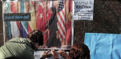 Simpatizantes de Kirchner pegan mensajes de apoyo frente a la clnica. | Afp