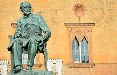 Estatua del compositor frente al teatro Verdi de Busseto. | Afp