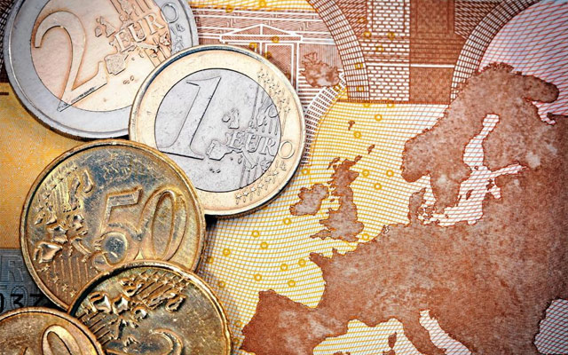 Euros en billetes y monedas. | EL MUNDO
