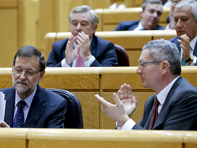 El ministro de Justicia aplaude a Mariano Rajoy, este lunes en el Senado. | JuanJo Martn / Efe