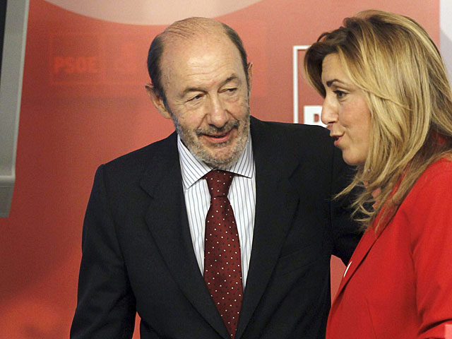 Alfredo Prez Rubalcaba, con Susana Daz, en Madrid. | Foto: Efe / J. J. Guilln .