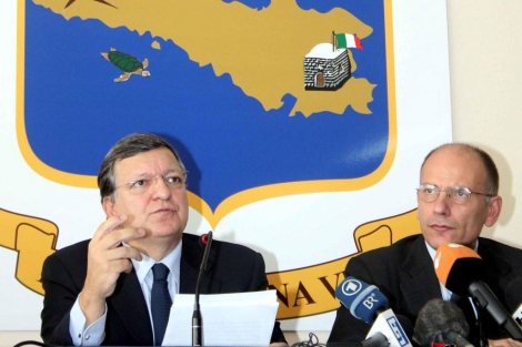 Jos Manuel Durao Barroso junto al primer ministro italiano, Enrico Letta, en Lampedusa. | Efe