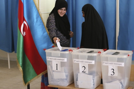 Mujeres azerbaiyanas votan durante las elecciones presidenciales. | Efe