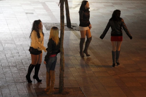 Prostitutas en la calle Montera de Madrid.