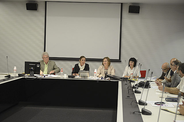 Cristina Uriarte y representantes del sector en la reunin en Vitoria. |Araba Press