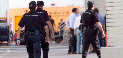 Efectivos policiales en el aparcamiento del estadio de ftbol de Son Moix. | M.T.Diez.