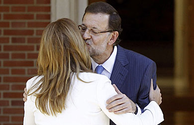 Mariano Rajoy y Susana Daz, al saludarse en Moncloa. | Efe