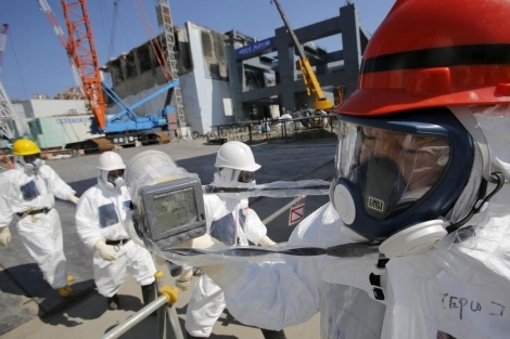 Operarios de Tepco miden la radiactividad durante una visita a la planta atmica. | AFP