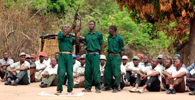 Soldados de Renamo recibiendo entrenamiento militar el ao pasado. | Afp