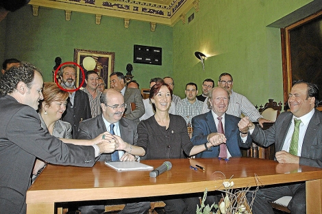 Gaspar Zarras en la firma de un acuerdo en Jan. Al fondo, destacado con un crculo Juan Lanzas.