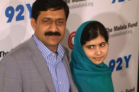 Malala posa junto a su padre en Nueva York. | AFP