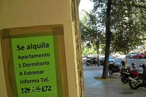Cartel que anuncia un piso en alquiler en Madrid. | EM