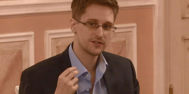 Imagen del ex técnico de la CIA en el vídeo difundido por WikiLeaks. | Efe