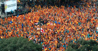 Cientos de banderas en el centro de Barcelona. | Efe VEA MS IMGENES