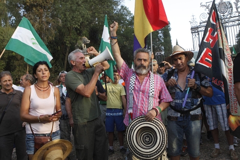 Los activistas, con Snchez Gordillo a la cabeza, en el palacio de Moratalla. | M. Cubero