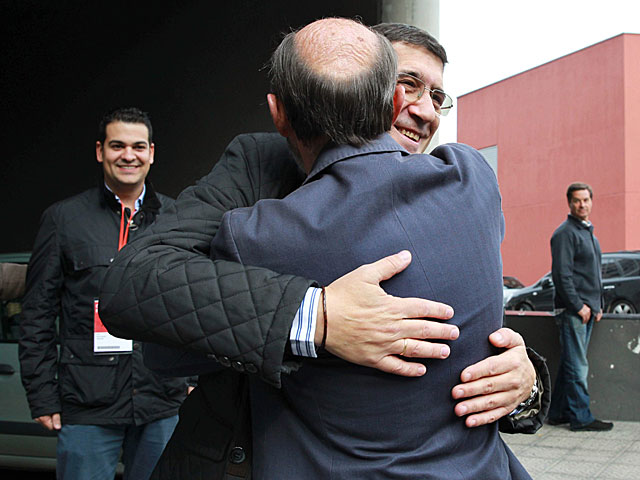 Patxi López y Alfredo Pérez-Rubalcaba se abrazan momentos antes de asistir al acto. | Alfredo Aldai / Efe