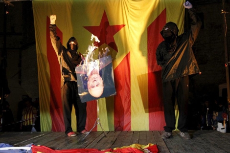 Encapuchados queman una foto del Rey en la Diada. | Jordi Soteras