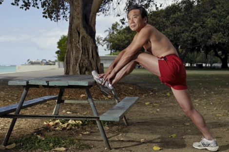 El escritor japons Haruki Murakami haciendo ejercicio. | Patrick Fraser | Corbis