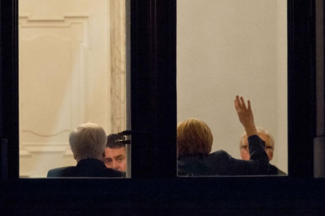 Merkel, de espaldas, en la reunión.| Afp