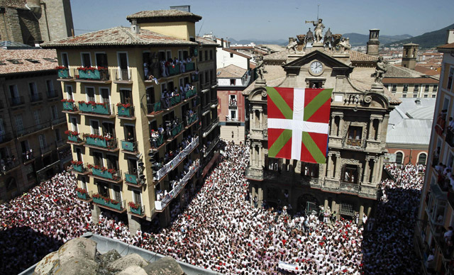 La ikurria gigante desplegada ante la fachada del Ayuntamiento de Pamplona. | Efe