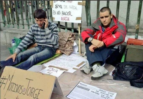 Jorge, acompaado de lex, en su huelga de hambre en Sol. | @elhombritorojo