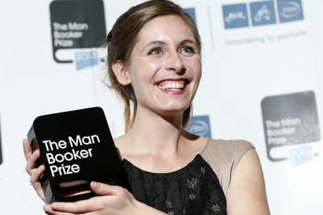 La escritora neozelandesa Eleanor Catton, ayer, durante la entrega del premio. | Reuters